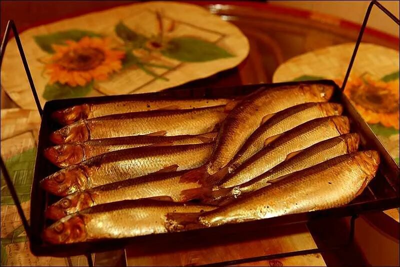 Рыба салака холодного копчения. Салака жареная. Салака рецепты копчения. Салака рыба копченая. Салака копченая.