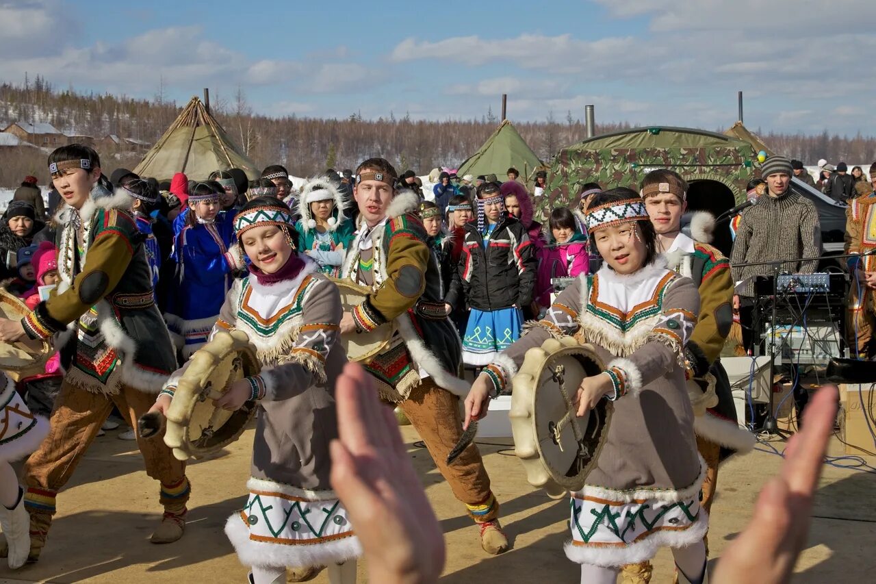 Национальная одежда эвенков Забайкалья. Эвенки Красноярского края. Фестиваль северных народов эвенков Красноярск. Эвены и эвенки. Народы проживающие в красноярске