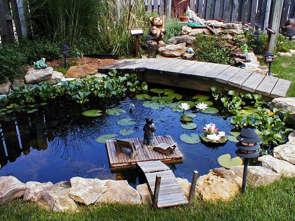 Самодельный пруд. Огородный прудик. Декоративный водоем. Прудик на даче. Искусственный водоем в саду.