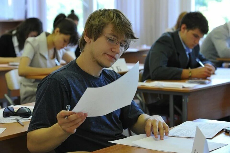 Школьники на ЕГЭ. Старшеклассники в школе. Старшеклассники ЕГЭ. Старшеклассники на экзамене.