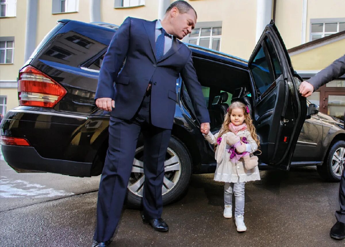 Сопровождение ребенка в школу. Автоняня реклама. Автоняня для ребенка сопровождение. Сопровождающий для ребенка москва. Бизнесмен с охраной.