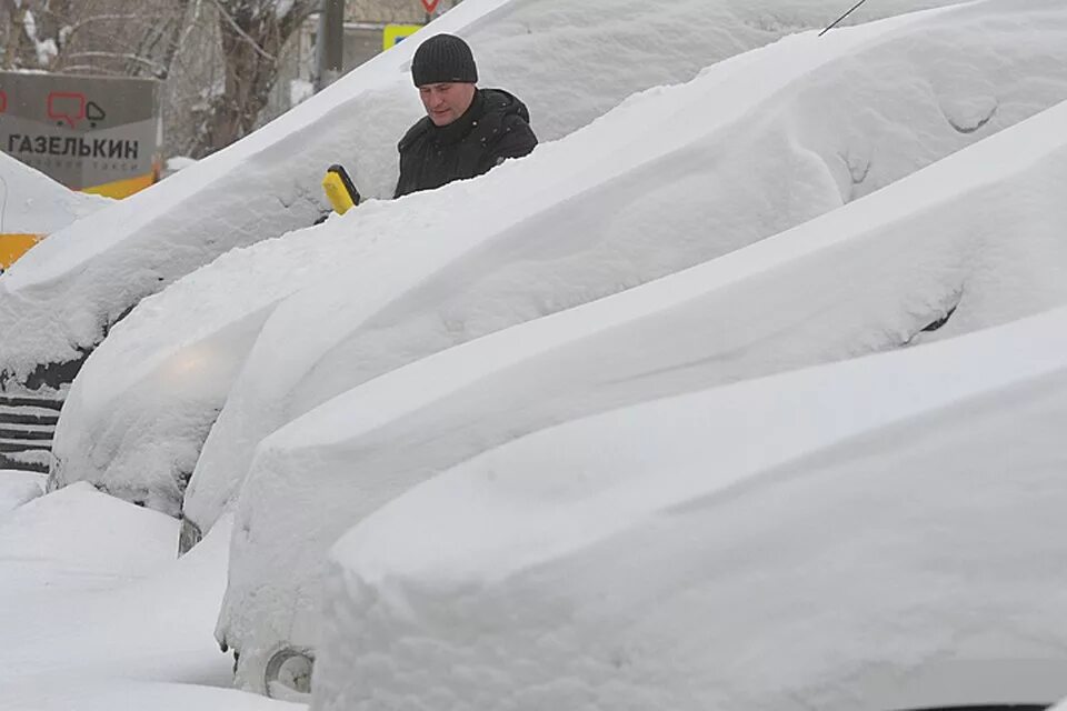 Сильный снегопад будет сегодня. Много снега в Москве. Завалы снега в Москве. Сугробы в Москве. Москву завалило снегом.