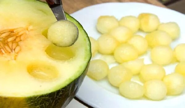 Можно ли дыню при язве желудка. Кушает дыню. дыня с хамоном. дыня после отравления. арбуз при язве желудка.