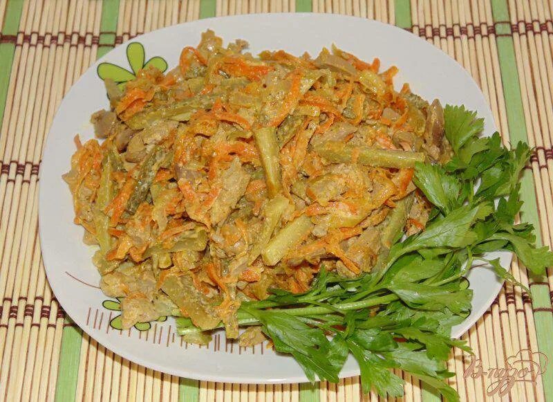 Салат из печени пошаговый. Капуста с печенью куриной. Салат из печени и капусты. Салат с капусты и печенка. Салат печень морковь и капуста.