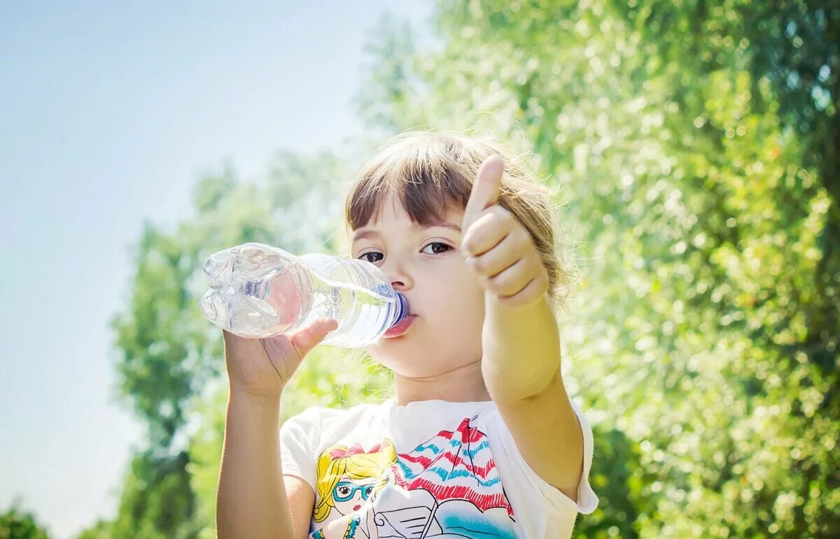 Ребенку 2 года много пьет. Ребенок пьет. Ребенок пьет воду. Лето дети. Чистая питьевая вода для детей.