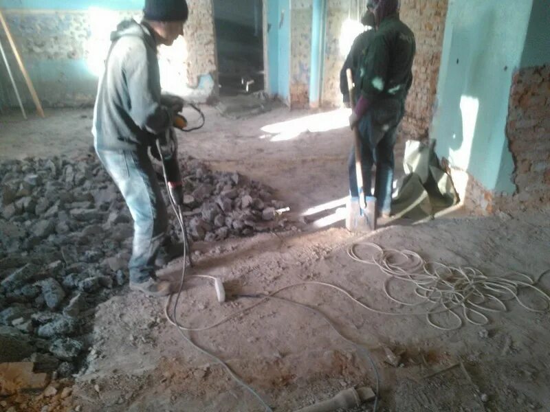 Рабочие на стройке. Землекоп и начальники. Разнорабочий демонтаж. Демонтаж демонтажников. Мостовщик.