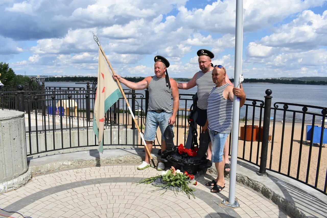 Подслушано жигулевск вконтакте. Жигулевск ВМФ. День флота в Жигулёвске. День ВМФ В Жигулевске. Якорь на набережной.