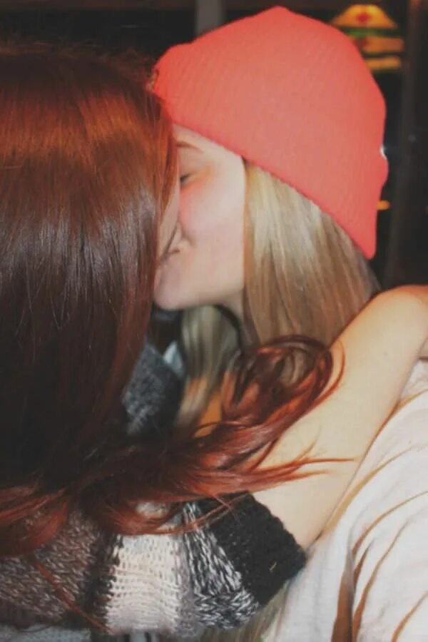 Девушки целуются. Русские девушки целуются. Поцелуй подружек. Поцелуй девушек фото.