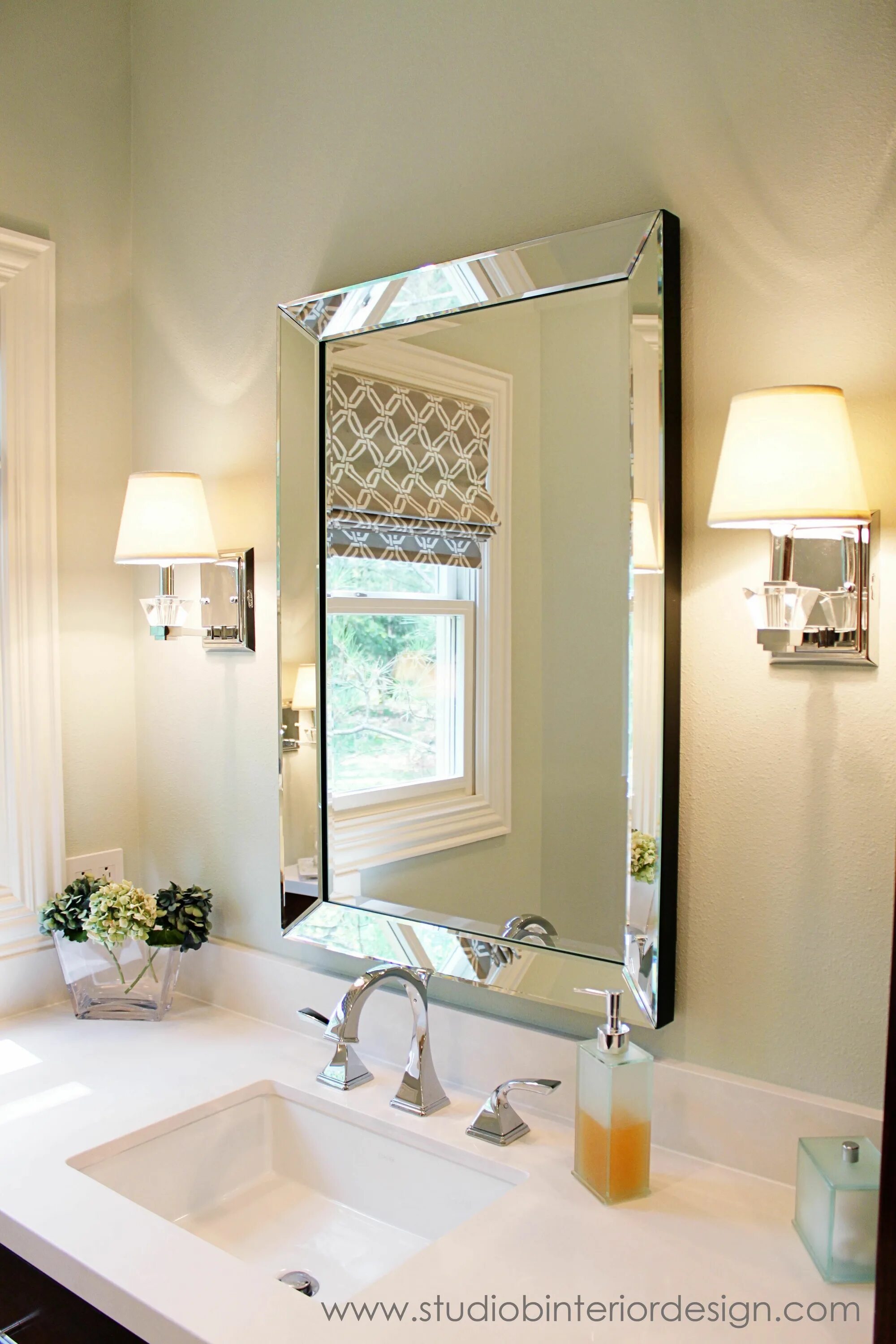 Зеркало снизу. Зеркало в ванную. Красивые зеркала в ванную. Современное зеркало в ванную. Большое зеркало в ванной комнате.