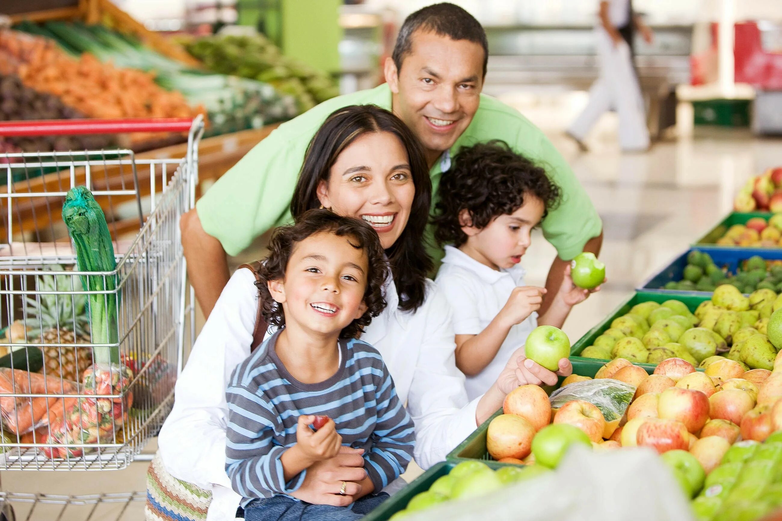 My family shop. Семья в магазине. Семья с продуктами. Продукты в супермаркете. Гипермаркет семья.