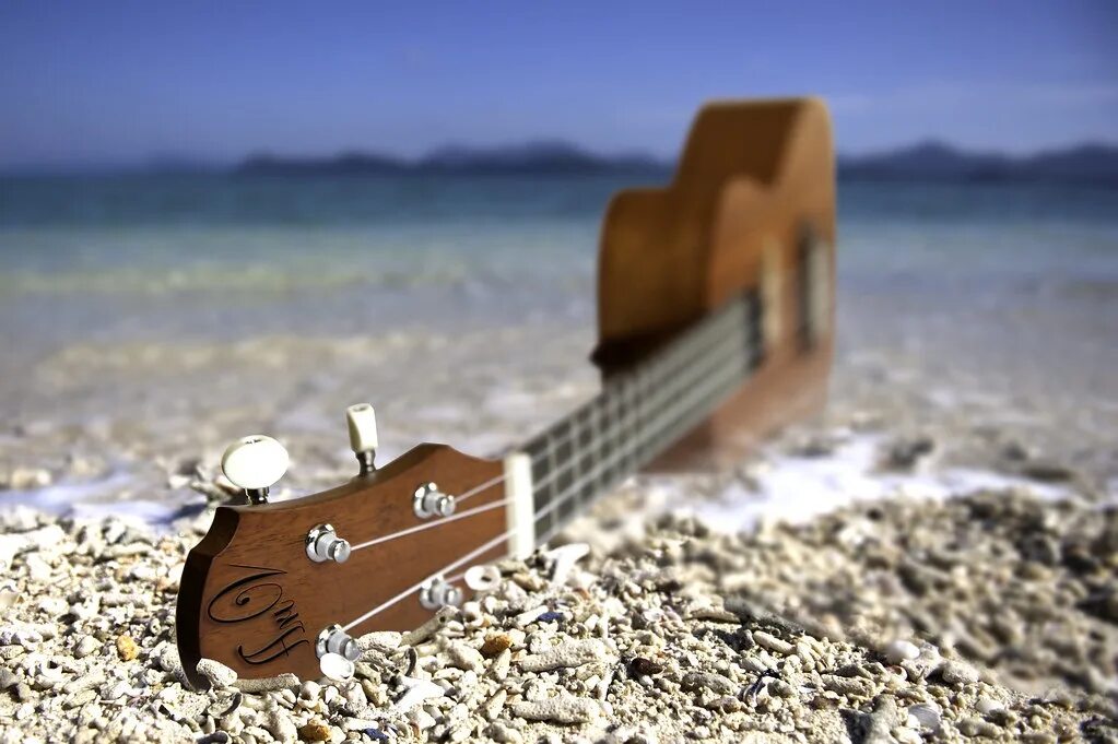 Гавайи музыка. Укулеле. Гитара на песке. Гитара на пляже. Укулеле пляж.