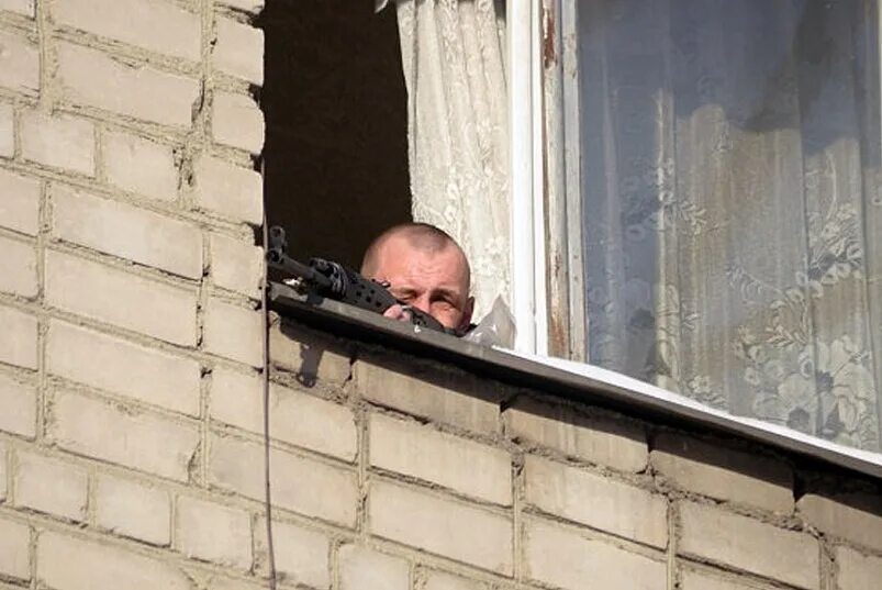 Грозит ему в окно. Снайпер в окне. Снайпер на балконе. Снайпер из окна.