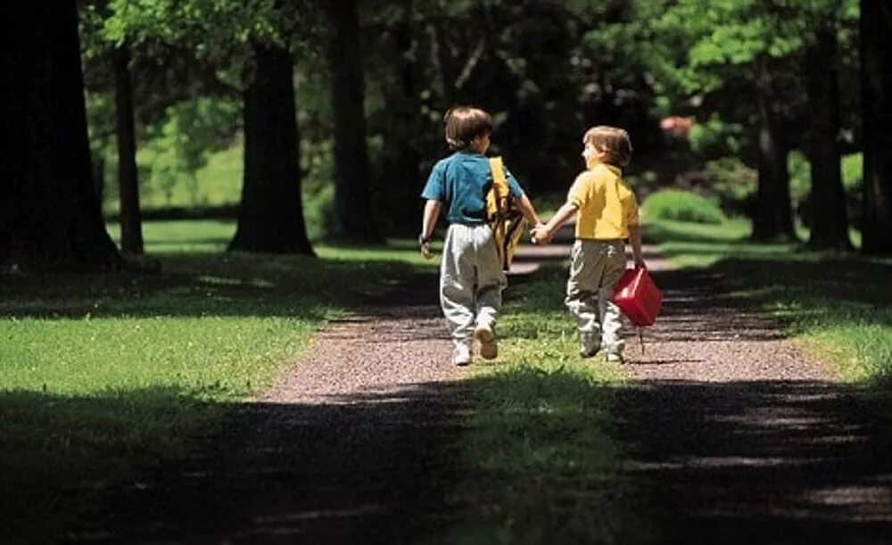 Friend likes to walk. Children walk in the Park. Hiperactivitate. Stroll in the Park.