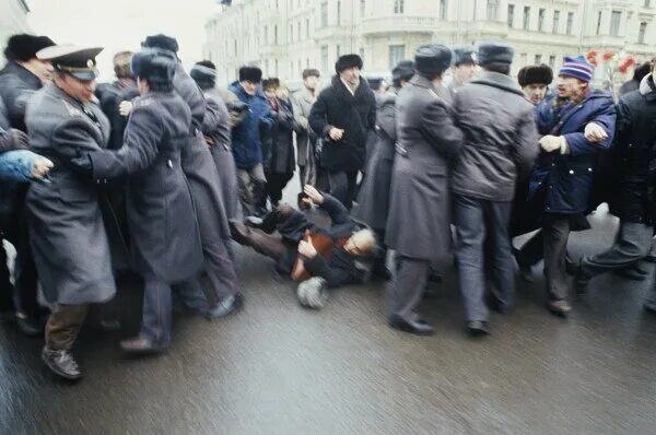 1 мая 93. Митинга 23 февраля 1992 года в Москве. Разгон митинга 23 февраля 1992 года в Москве. Первомайский митинг 1993. Митинги в Москве 1992.