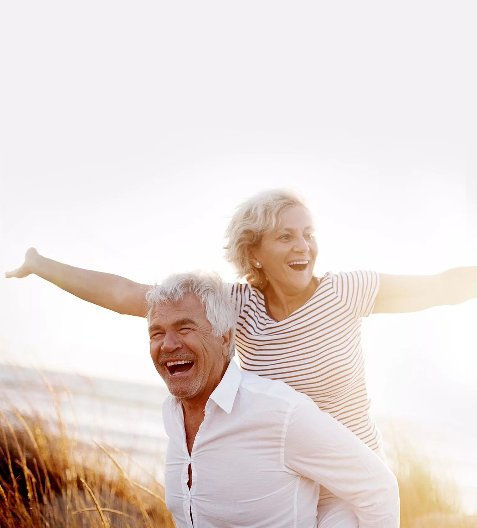 Здоровье мужчины в 60. Счастливые пожилые. Счастливые старики. Пенсионеры. Радостные пенсионеры.
