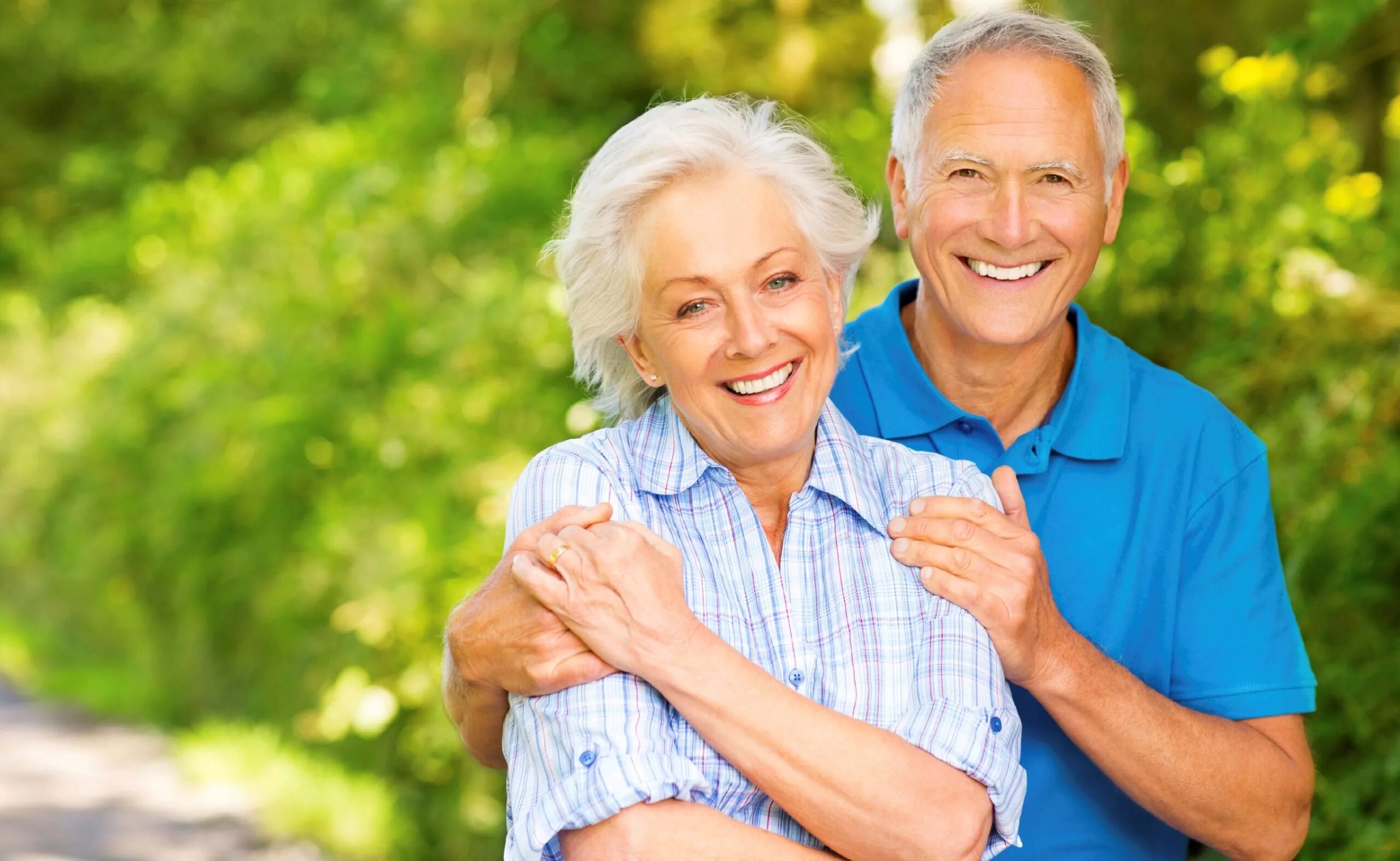 Добрые пенсионеры. Пожилые люди. Счастливые бабушка и дедушка. Здоровые пожилые люди. Счастливые и Здоровые пожилые люди.