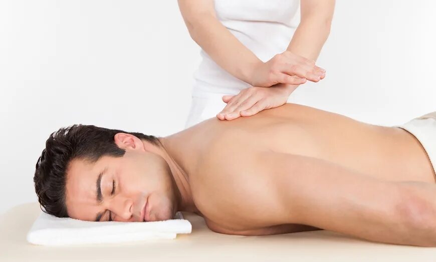Natural massage. Массаж спины мужчине. Массаж на белом фоне. Тайский массаж для мужчин. Мужчина на массаже на белом фоне.