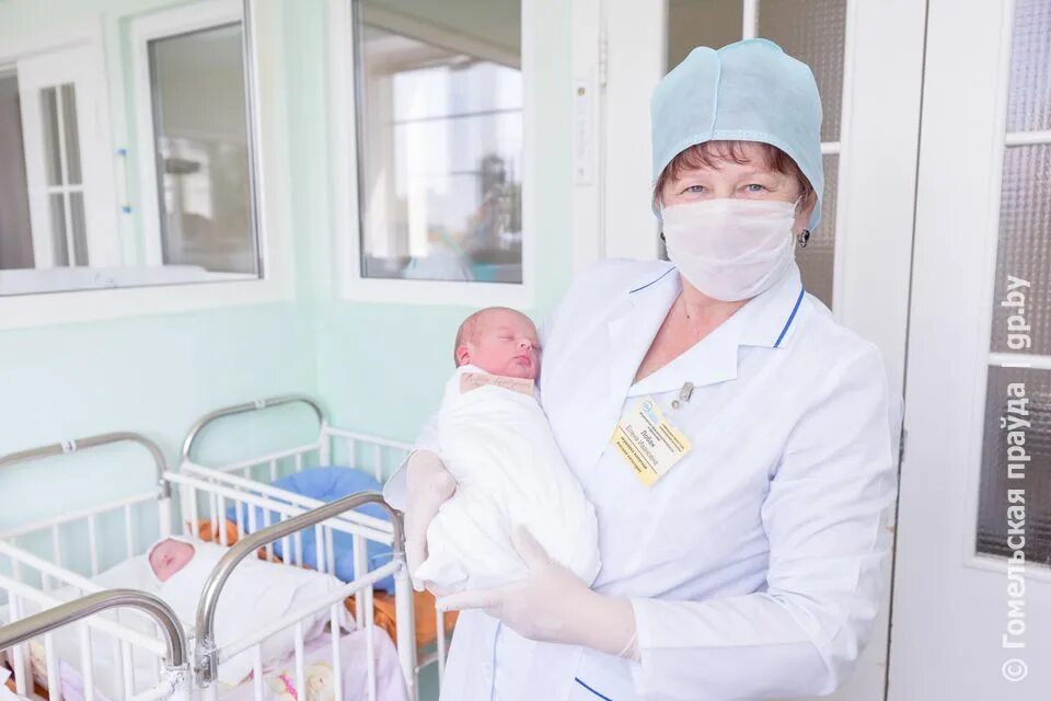 Работаю акушеркой в роддоме привыкла к детским. Работаю акушеркой в роддоме привыкла к детским