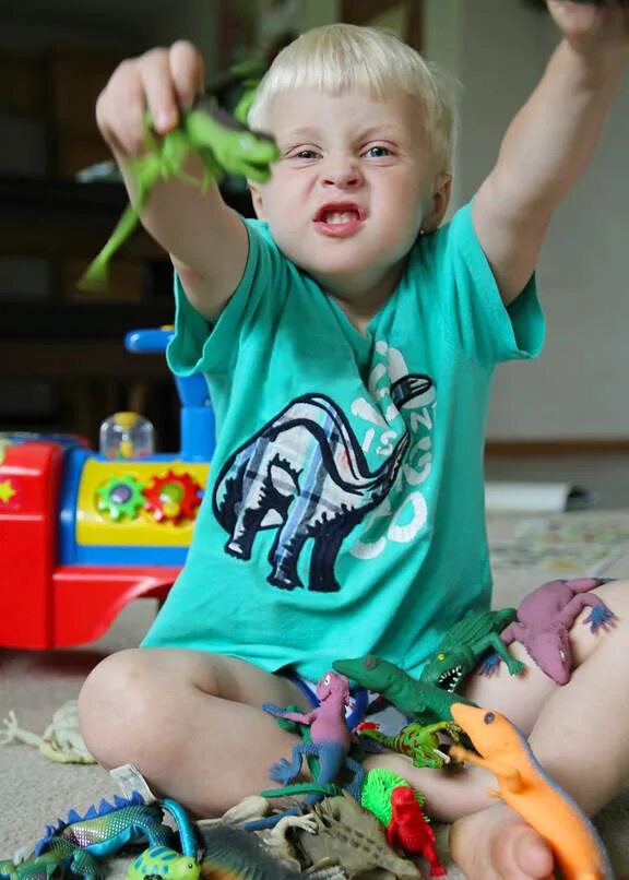 Смешные маленькие девочки. Ребенок с взъерошенными волосами. «мои безбашенные дочки» — проект джона вильгельма. Непослушный ребенок. Бешеные дети.