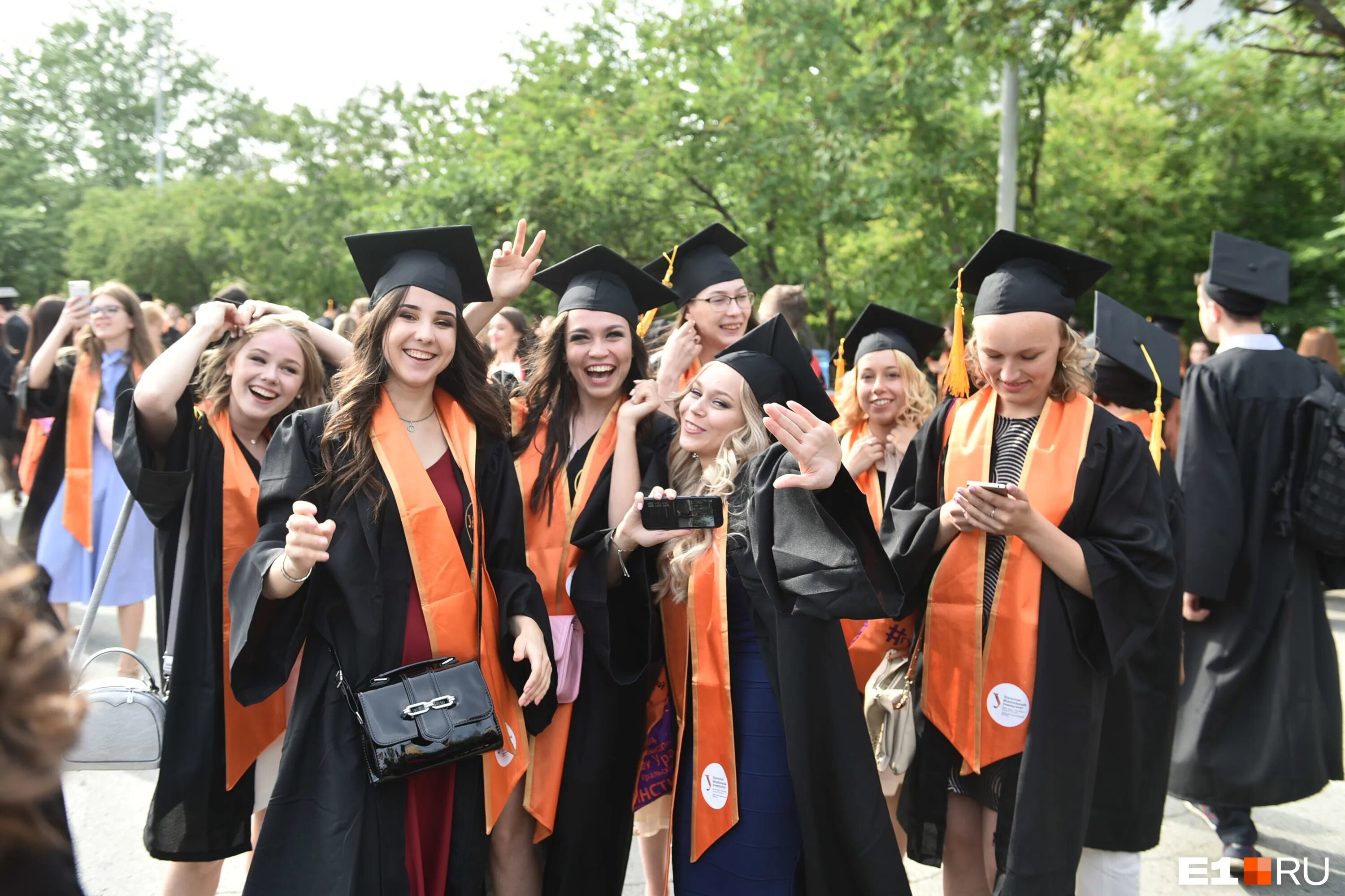 Кириллов сергей владимирович урфу. Кого можно назвать известным выпускником урфу. Кого можно назвать известным выпускником урфу. Выпускник бакалавр. Мантия урфу красная.