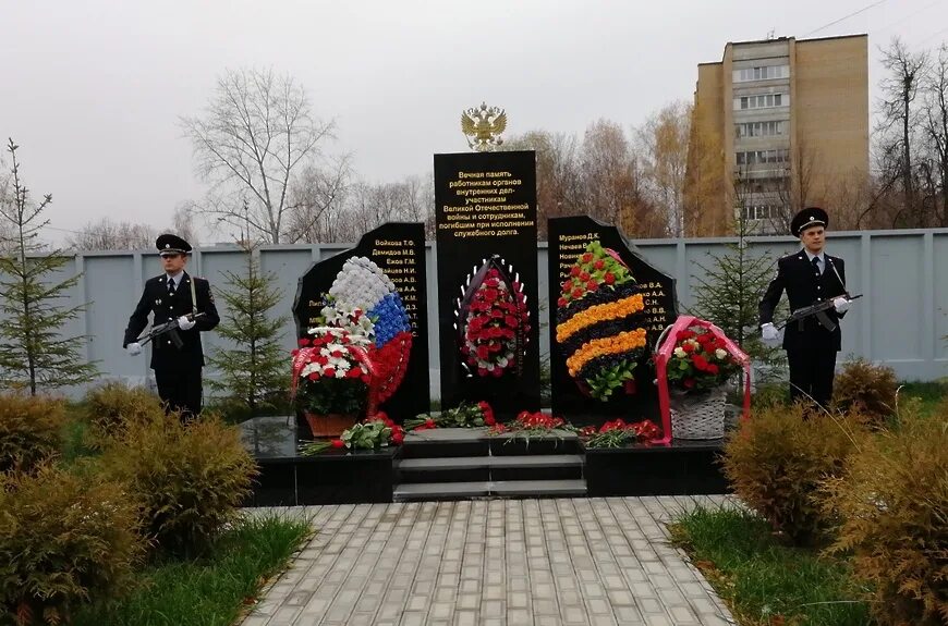 Королев при исполнении. Памятник вов в королеве. памятник полицейским погибшим при исполнении долга. памятник погибшим милиционерам сысерть. королев памятник погибшим.