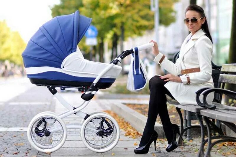 Какая коляска лучше для ребенка. На коляску. Детские коляски. Красивая мама с коляской. Стильные мамочки с колясками.