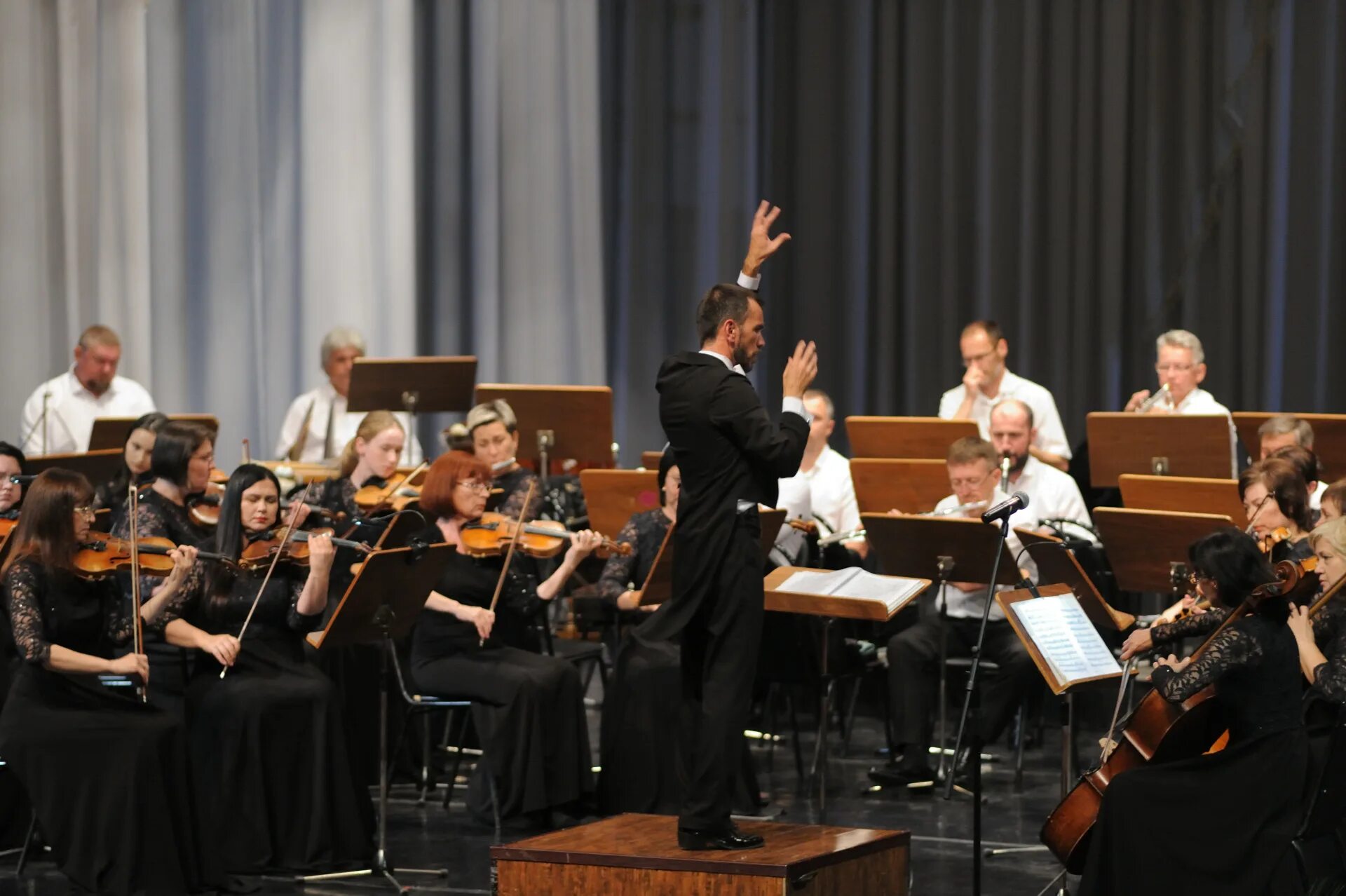 Тихонов за пианино. Симфоническая капелла чебоксары. Новогодний концерт венского филармонического оркестра. Камерный оркестр фото. Оркестр 2023.