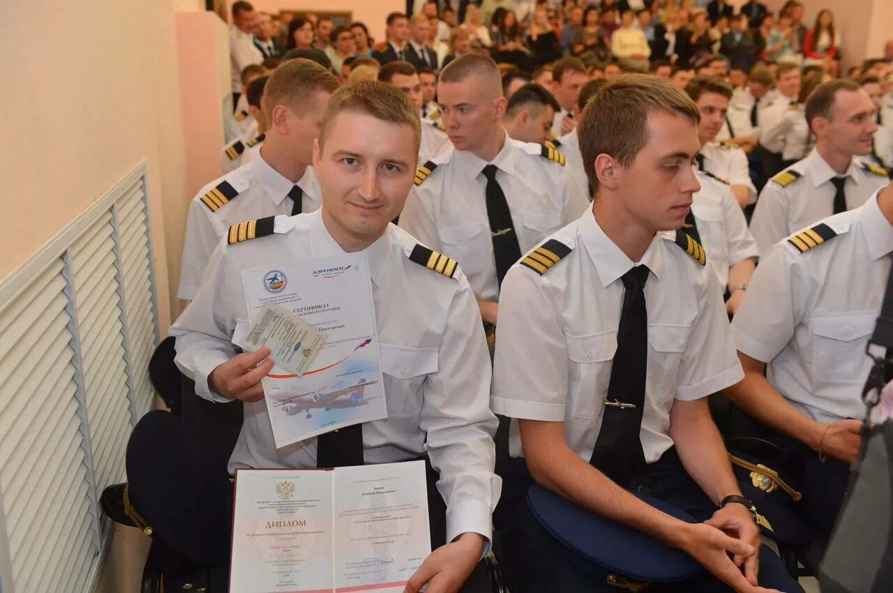 летная форма. молодые летчики россии. чихранов алексей валерьевич уига. форма летного училища. краснокутское летное училище гражданской.