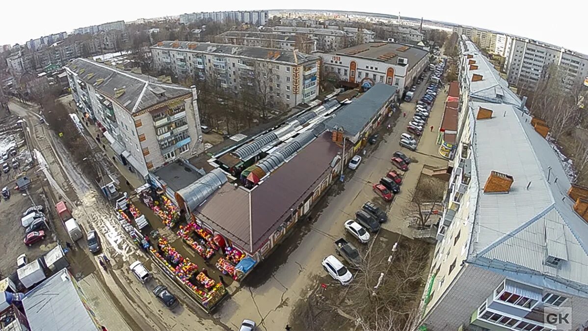 Октябрьский рынок киров. Первомайский рынок ковров. Рынок крупянщик ковров. Первомайский рынок ковров улица. Город ковров рынки.