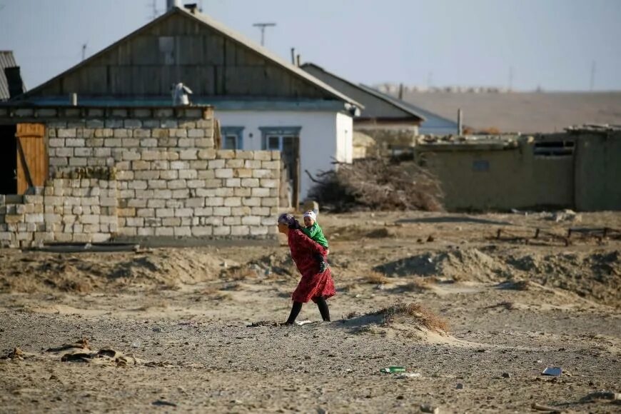 Что грозит казахстану. Бедность в Казахстане. Казахские аулы нищета. Жизнь в Казахстане. Казахстан люди.