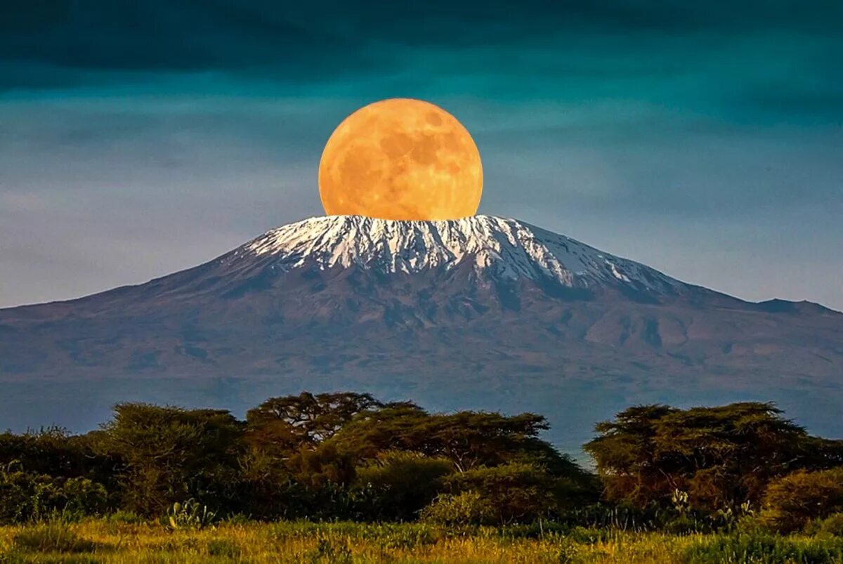 Танзания гора Килиманджаро. Вулкан Килиманджаро. Танзания вулкан Килиманджаро. Гора Килиманджаро в Танзании, Африка.