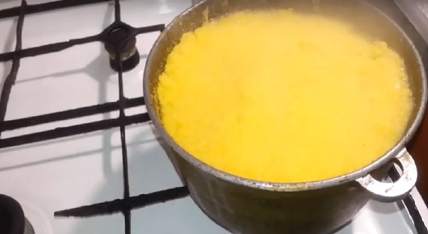 Молдавская каша мамалыга. Кукурузная каша мамалыга. Мамалыга в молдавии. Сварить мамалыгу из кукурузной. Кукурузная крупа для мамалыги.