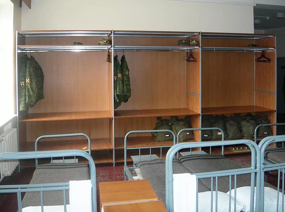 Шкаф шинельный армейский. Шкаф в казарме. Мебель для армии. Кладовая в армии.