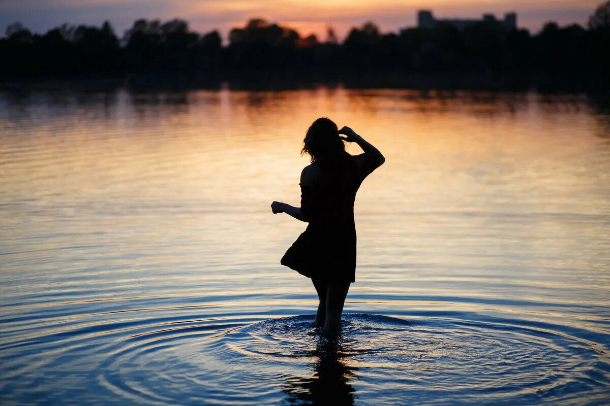 Lake girl. Девушки на озере. Девушка у реки. Девушка на закате у реки.