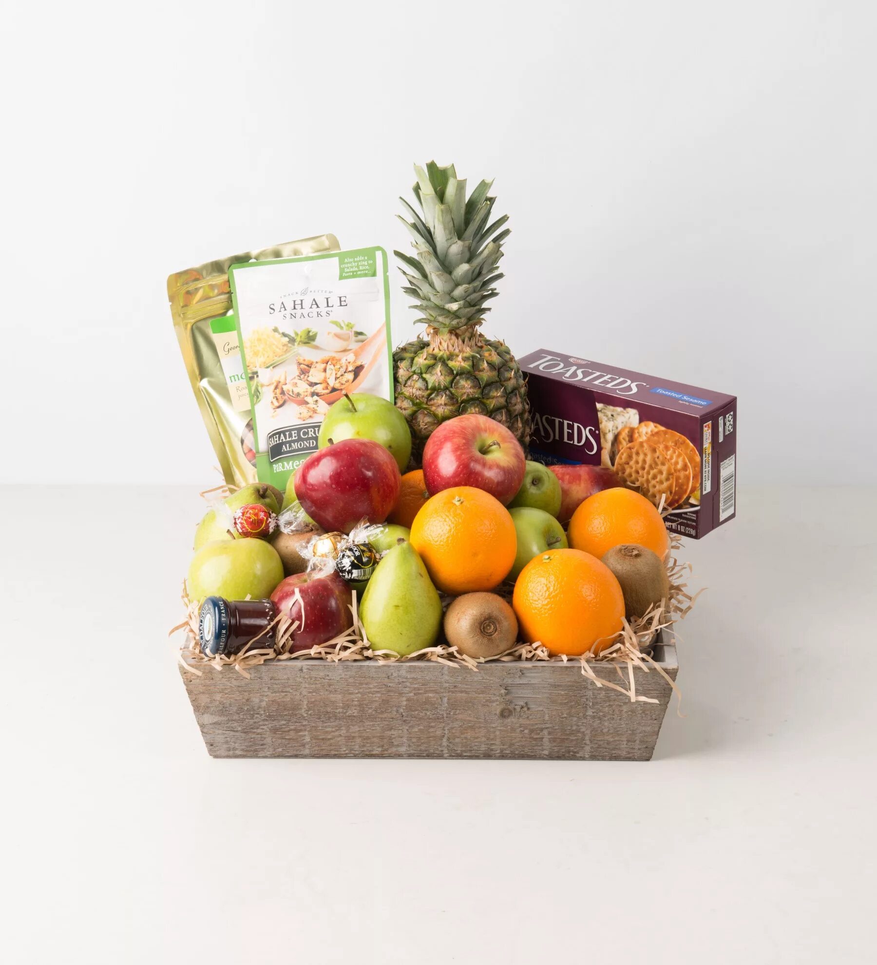 подарок из фруктов на день рождения. корзина с фруктами и орехами. набор "овощи и фрукты" с манго. как подарить фрукты оригинально. красивый набор фруктов.