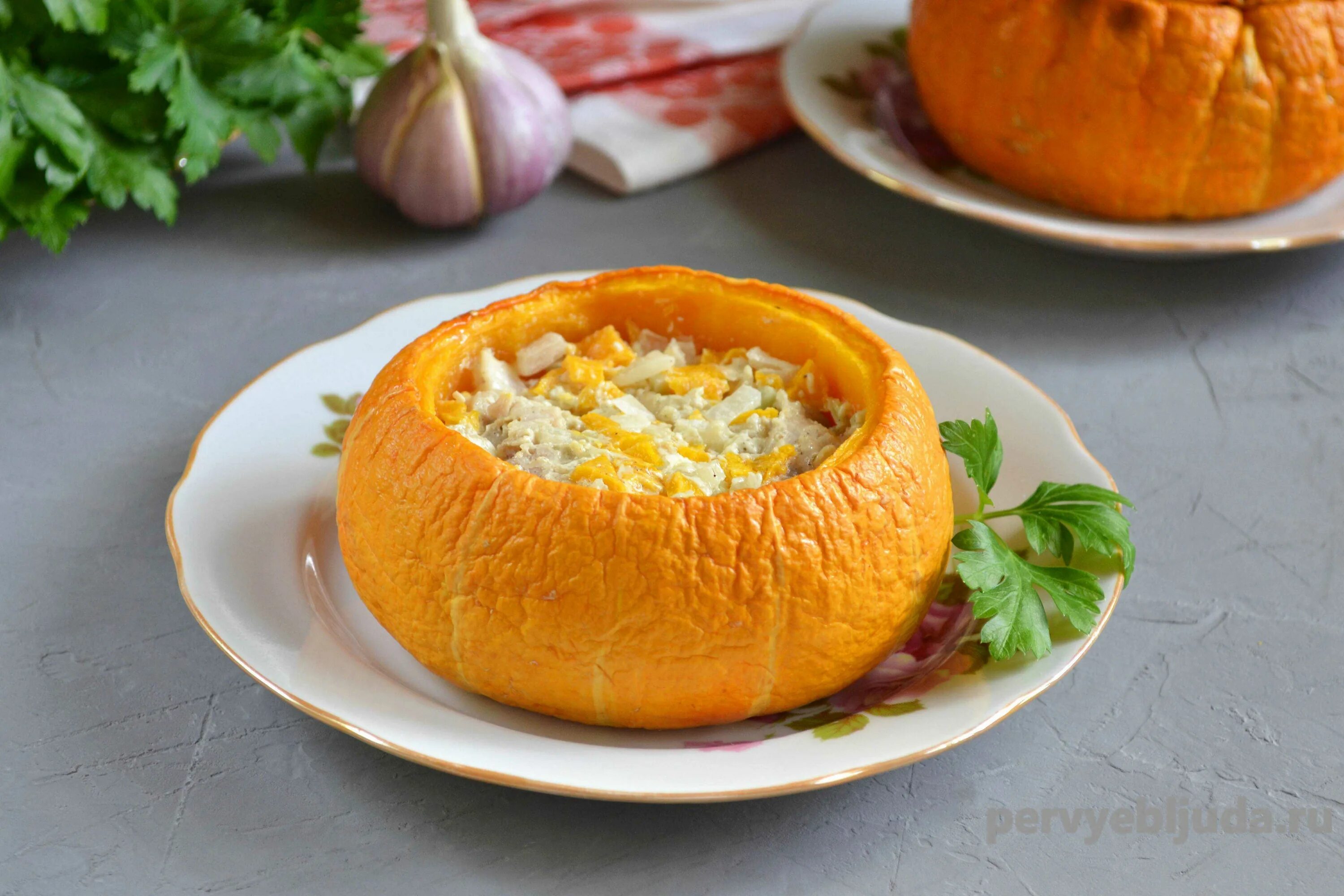 Рецепт тыквы с травами. Тыква фаршированная курицей. тыква фаршированная творогом. блюда из тыквы в духовке с курицей. тыква фаршированная грибами.