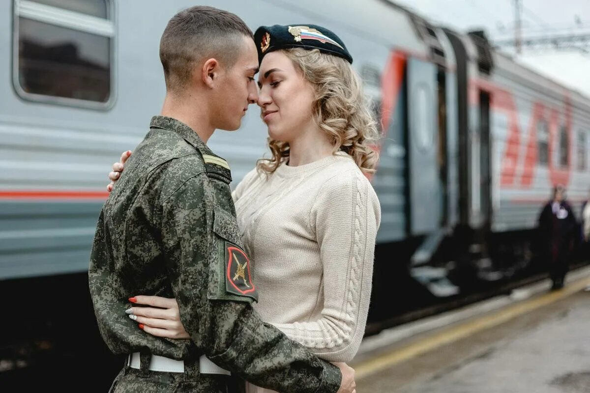 Как закончилась встреча мальчиков с. Встреча солдата. фотосессия встреча из армии. встреча солдата с армии. встреча девушки с солдатом.