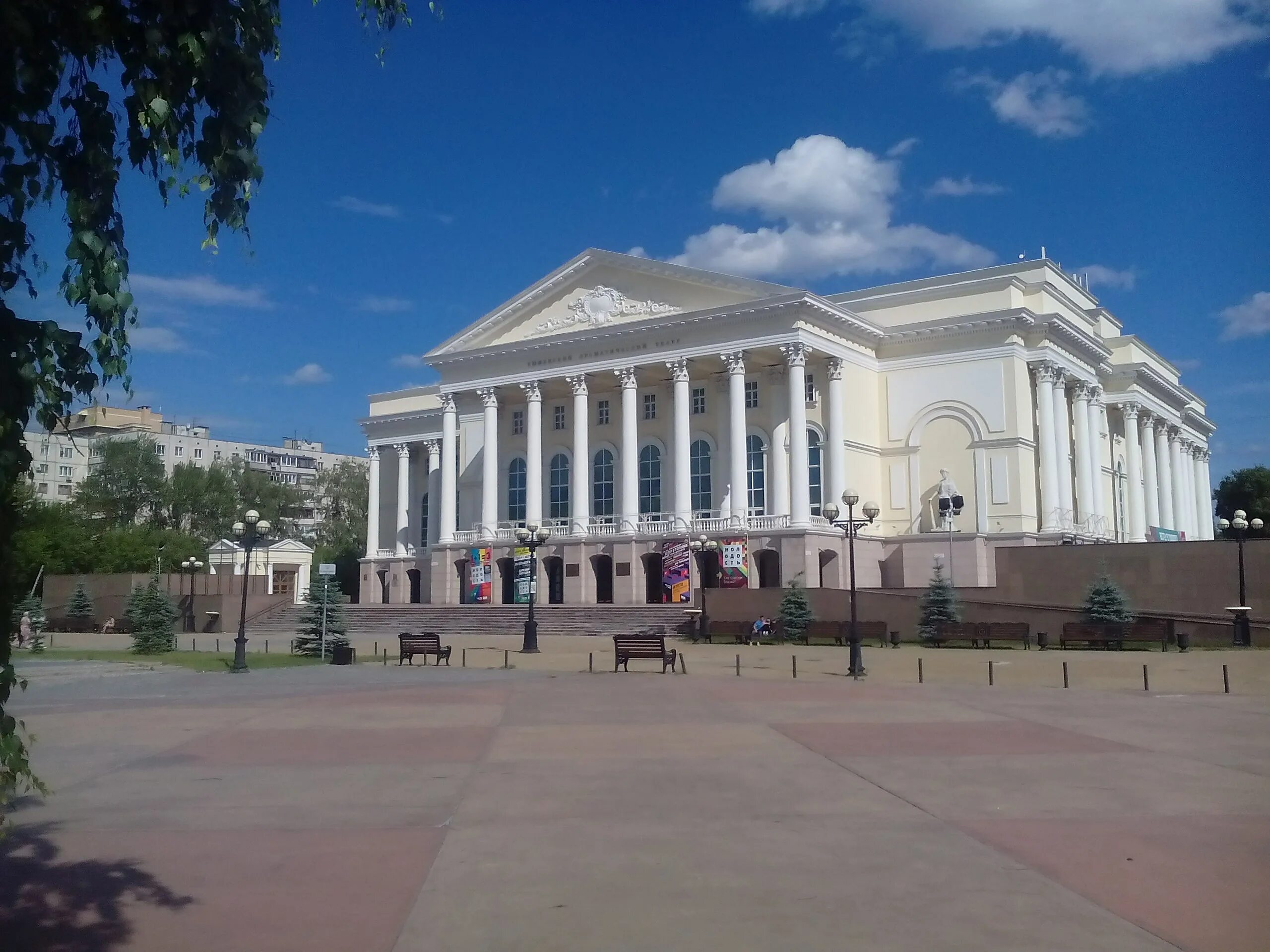 Тюмень драмтеатр Тюмень. Большой драматический театр Тюмень. Театр Тюмень драмтеатр. Площадь драм театре Тюмень. Тюменский большой театр