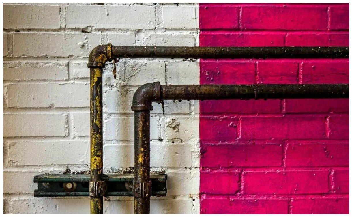 старые канализационные трубы. стеновые трубы. хомут крепления к кирпичной стене для труб 80 мм. трубы большие фон. водосточная труба кирпичная стена.