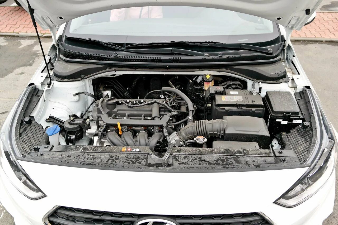 Hyundai solaris двигатель 1 и 4. Мотор Hyundai Solaris 1.4. Двигатель Хендай Солярис 2 1.4. Хендай Солярис 2012 отсек двигателя. Двигатель Hyundai Solaris 2018 1.4.