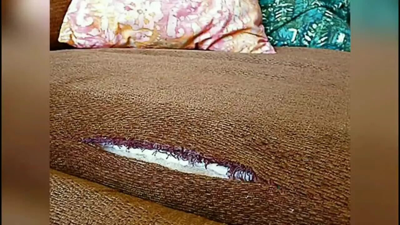 Кожаный испорченный диван. Сидение машины прожгли. Заплатка на кожаный диван. Заплатка на диван из ткани. Как отремонтировать прожженную ткань.