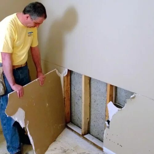 Демонтаж плитки в ванной. Покрыть старый дом дополнительным слоем отделки. Облицовка разборка стена. Демонтаж гипсокартонных перегородок. Обшивка стен гипсокартоном.