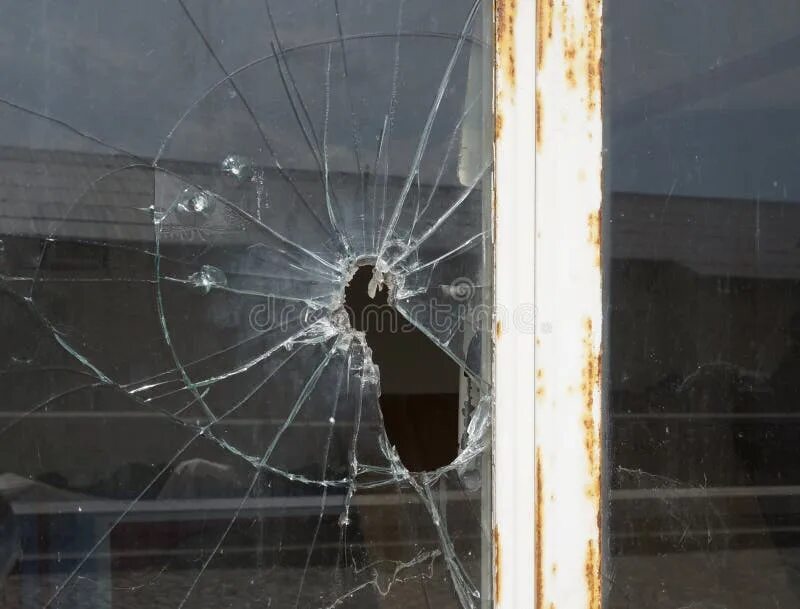 Стекло от разбитого окна. Разбитое окно в квартире. Разбитые окна. Деревянная рама с разбитым стеклом.