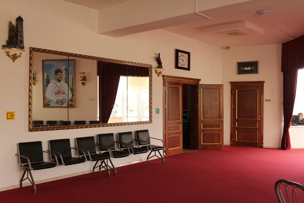 молодые посетители театра. чеченский театр юного зрителя. театр имени нурадилова в грозном. театр юного зрителя грозный. чеченский тюз грозный.