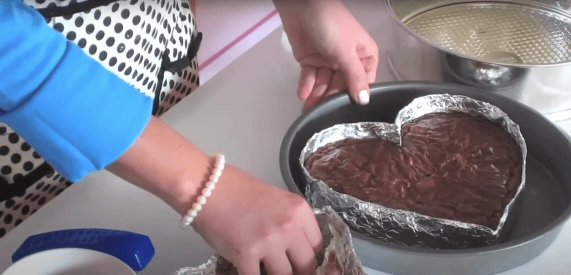 Как сделать форму для выпечки из фольги. Форма из фольги для запекания. форма для торта с фольгой. форма для кекса из фольги своими руками. фольга в кулинарии.