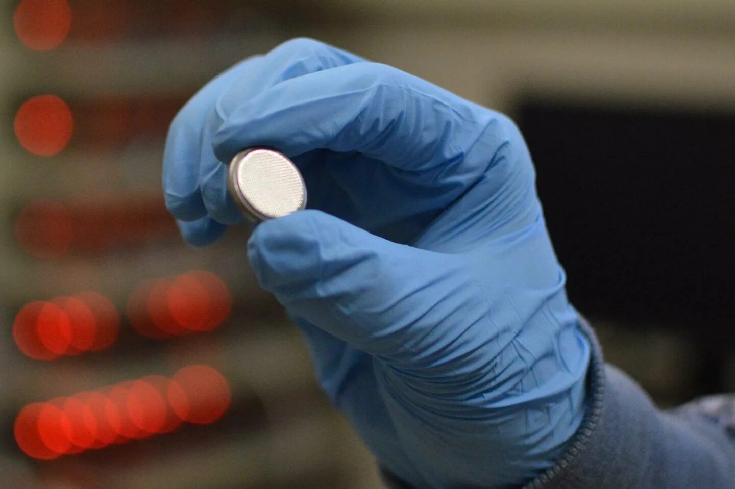 Battery states. Нанотехнология держит в руке. Sodium Electrode. Круглая батарейка в желудке фото.