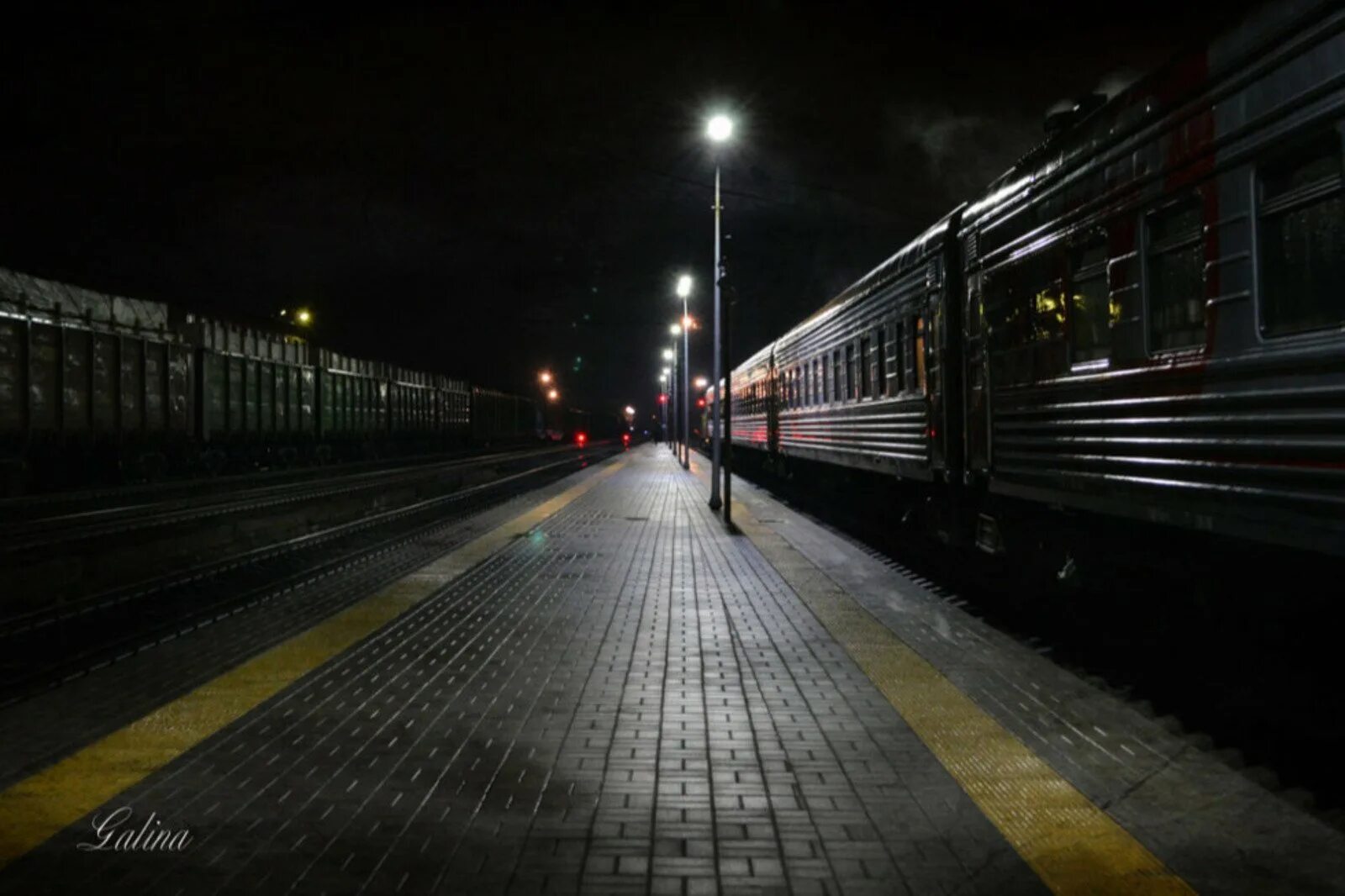 Екатеринбург Железнодорожный перрон. ЖД вокзал Екатеринбург Перон. Ночной поезд. Железная дорога ночью.