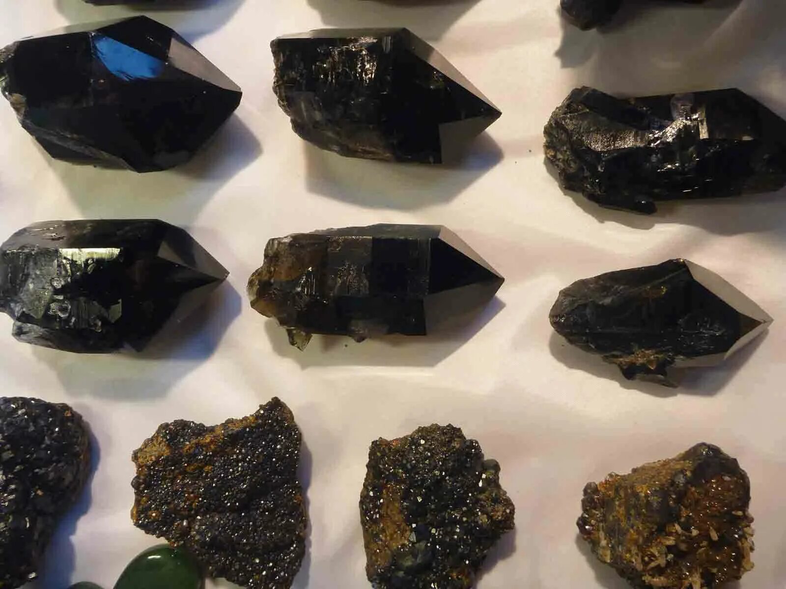 Самый черный минерал. Чёрный Морион камень. Самоцветы поделочные камни чёрные. Черный кварц или Морион –. Морион минерал Кристалл.