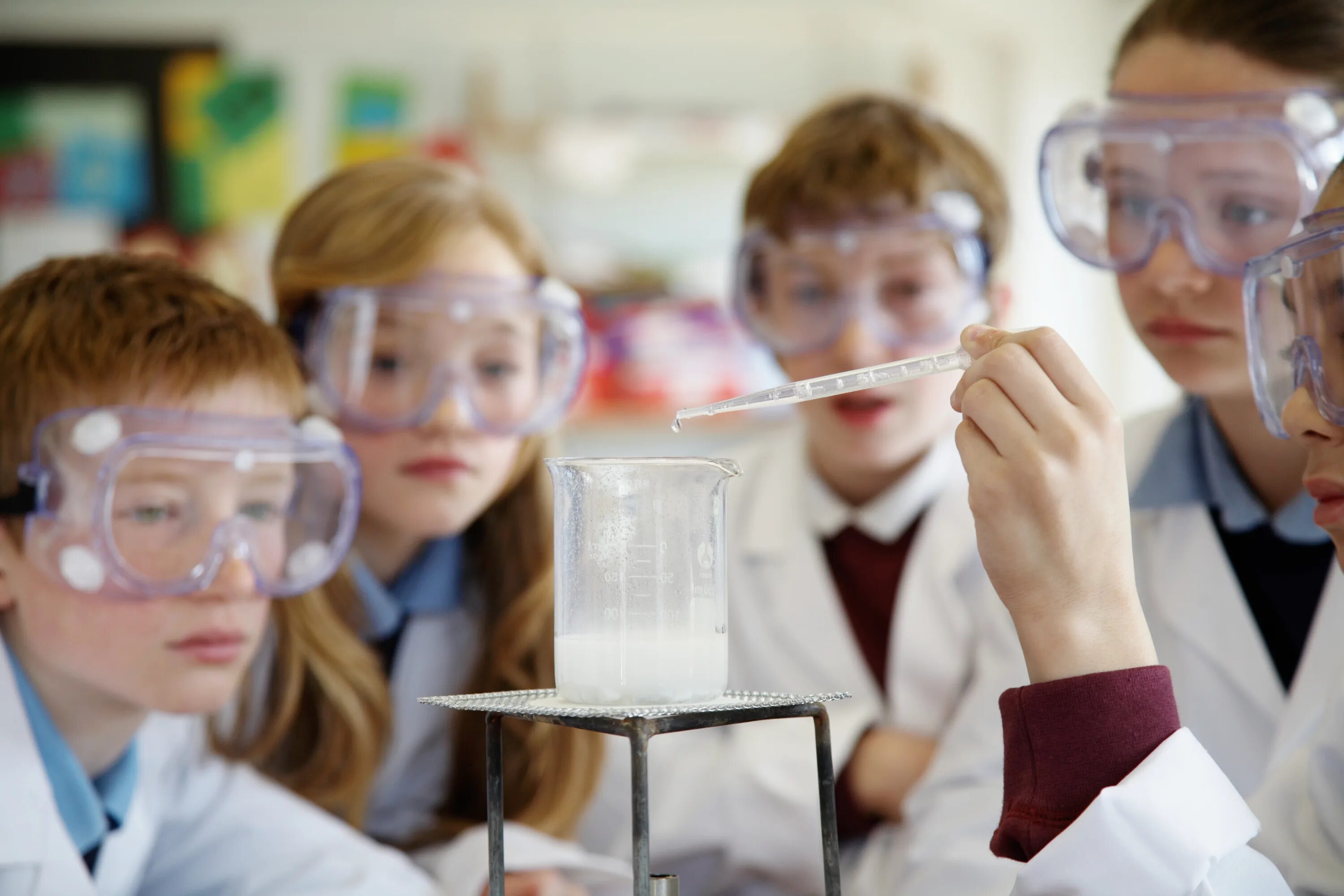 Уроки быть ученым. Урок химии. Наука в школе. Химия в школе. Дети на уроке химии.