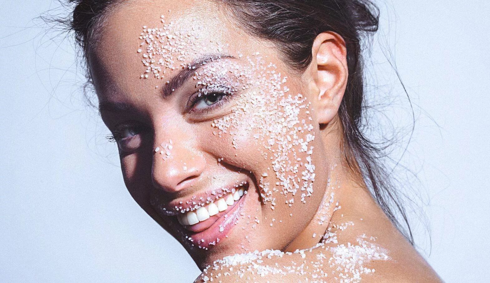 Пилинг для лица. Девушка с пенкой на лице. Скрабирование лица. Красивое лицо косметолог. Пилинг зимой.